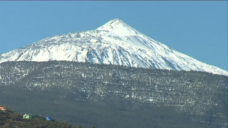 El buen tiempo deja ver el Teide completamente nevado