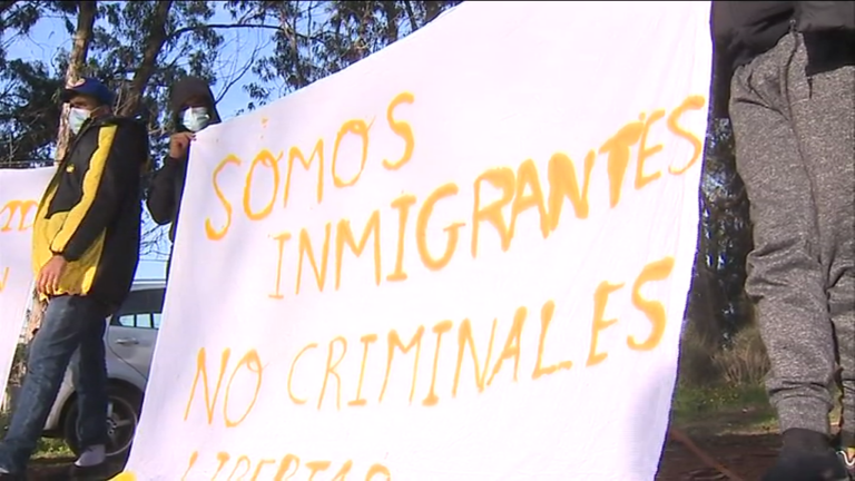 Los migrantes acogidos en Las Raíces mantienen su protesta: «El agua y la comida no son buenas»