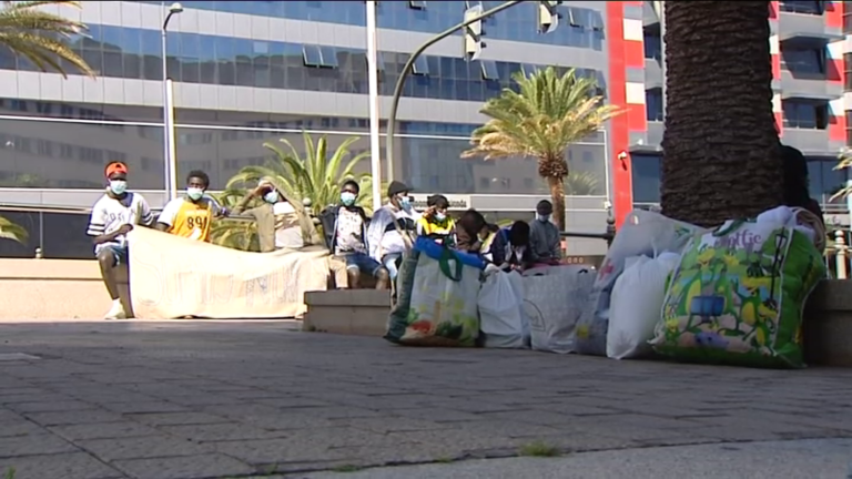 19 menores migrantes inician una huelga de hambre para no ser trasladados a Las Raíces