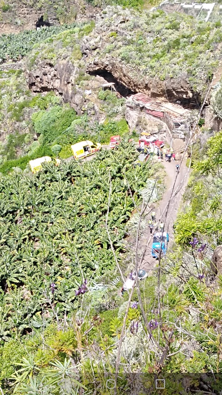 Un muerto tras despeñarse un camión por un barranco de La Palma