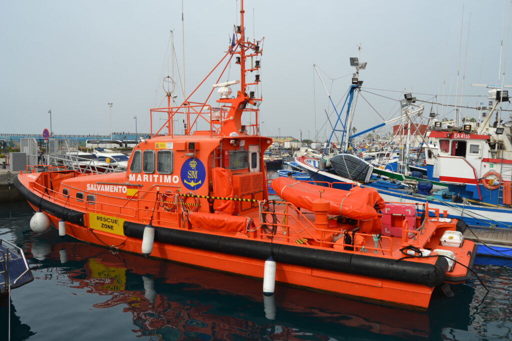 Salvamento marítimo rescata 16 personas de un cayuco que navegaba cerca de Tenerife 