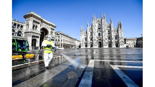 Estudiantes y padres protestan por el cierre de las escuelas en Italia