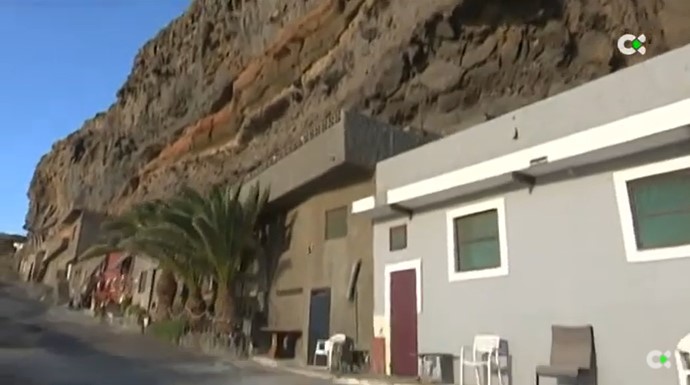 Desalojan a ocho familias en Tenerife al desprenderse una ladera