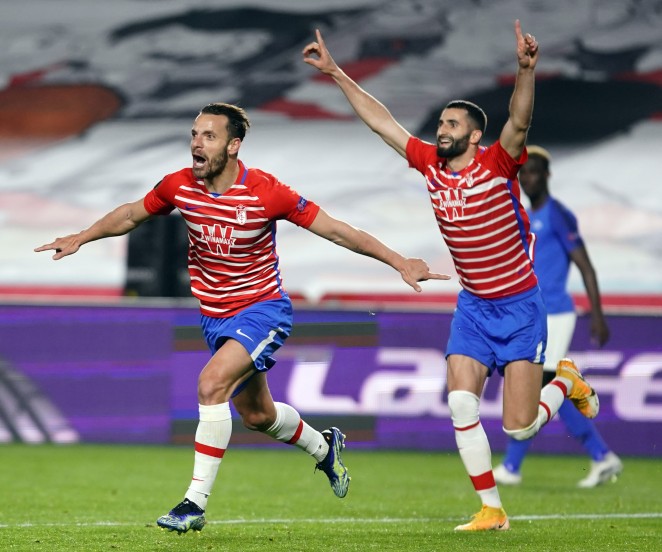 Jorge Molina y Soldado acercan al Granada a cuartos de final