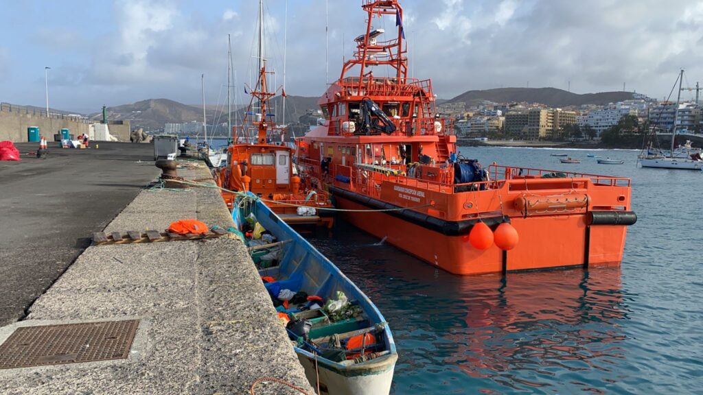 Rescatan a 55 migrantes en aguas próximas a Gran Canaria