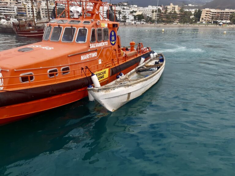 Salvamento Marítimo rescata 12 ocupantes de un cayuco a 4 millas de Tenerife