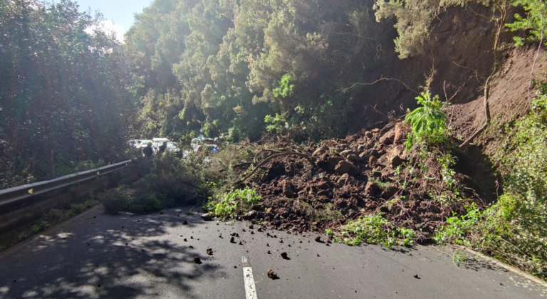 Los operarios trabajan en la LP-3 para reabrir los dos carriles tras el desprendimiento