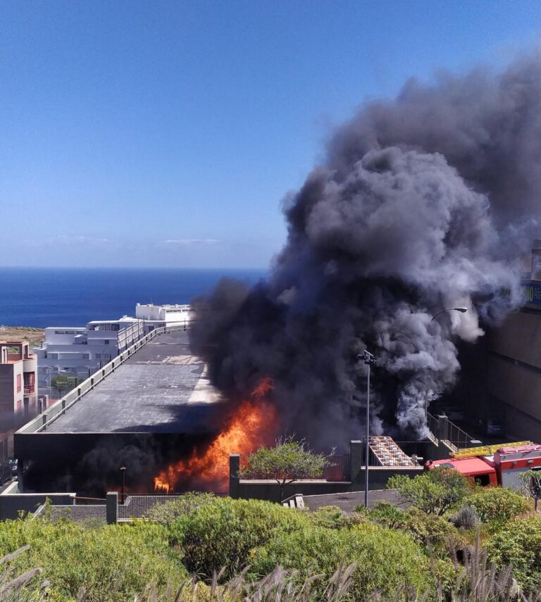 Dos heridos en el incendio en unos almacenes de Santa Cruz de Tenerife