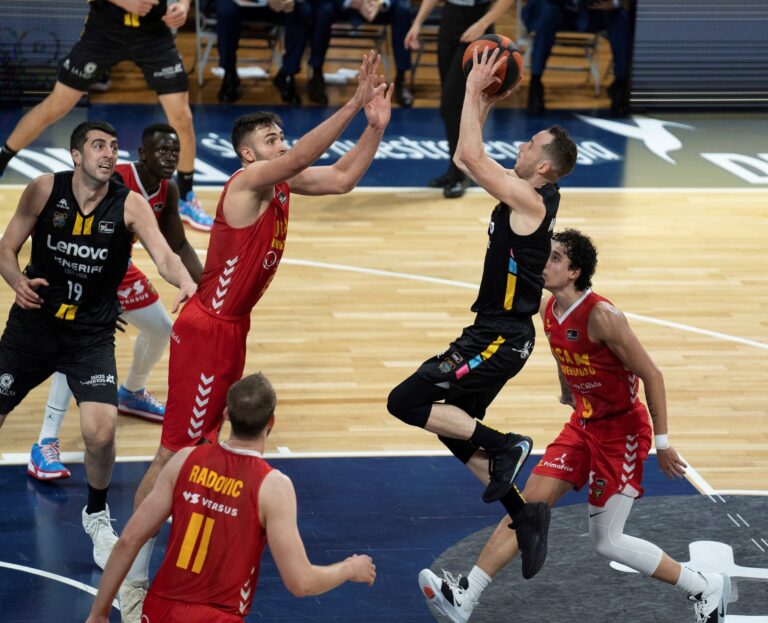 El Lenovo Tenerife logra la victoria ante un combativo UCAM Murcia (85-78)