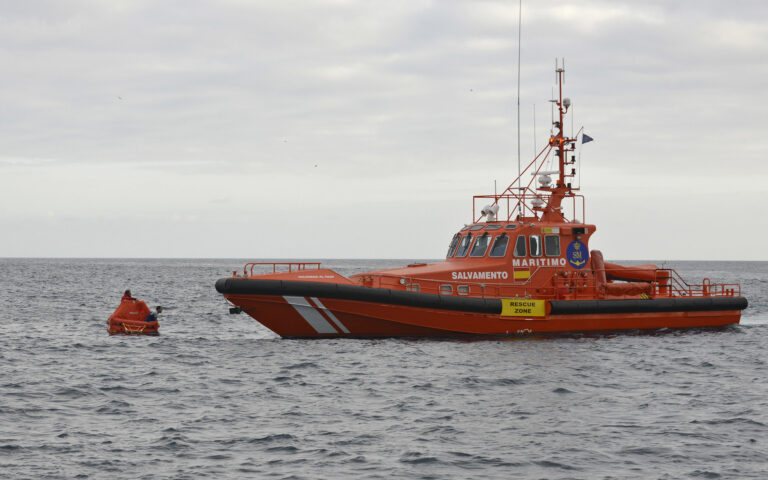 Salvamento traslada a Arguineguín una patera con 52 migrantes subsaharianos