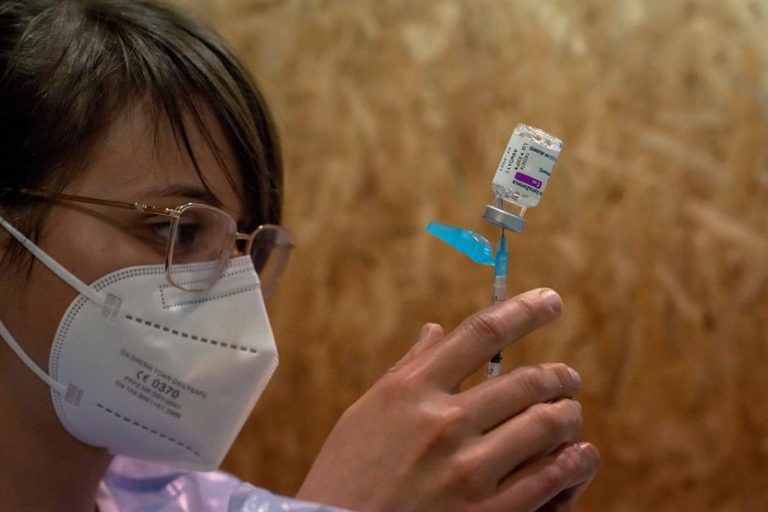 España limita el uso de AstraZeneca a los mayores de entre 60 y 65 años