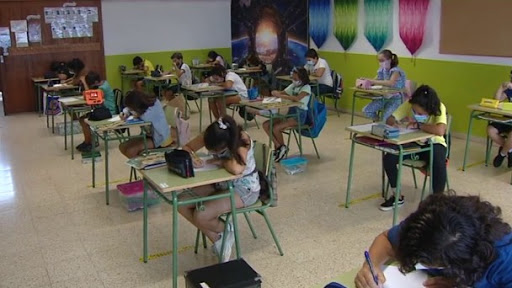 Gobierno contratará a 600 profesores para reducir la ratio de las aulas