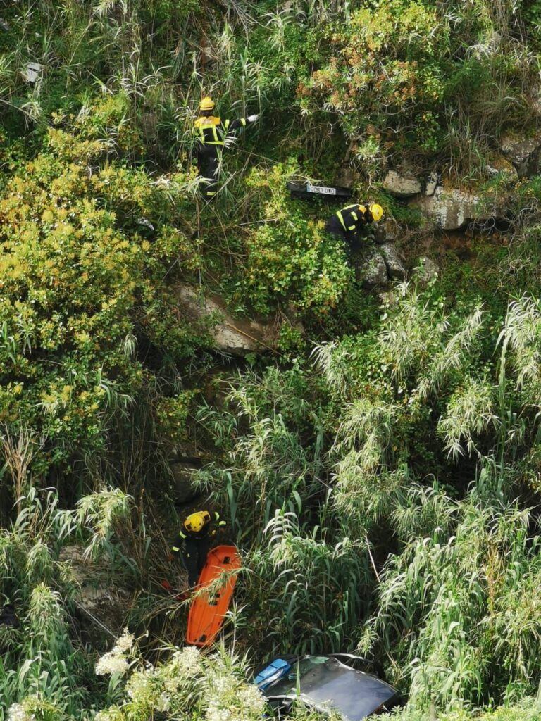 Un padre y su hijo heridos tras caer con su vehículo por una ladera