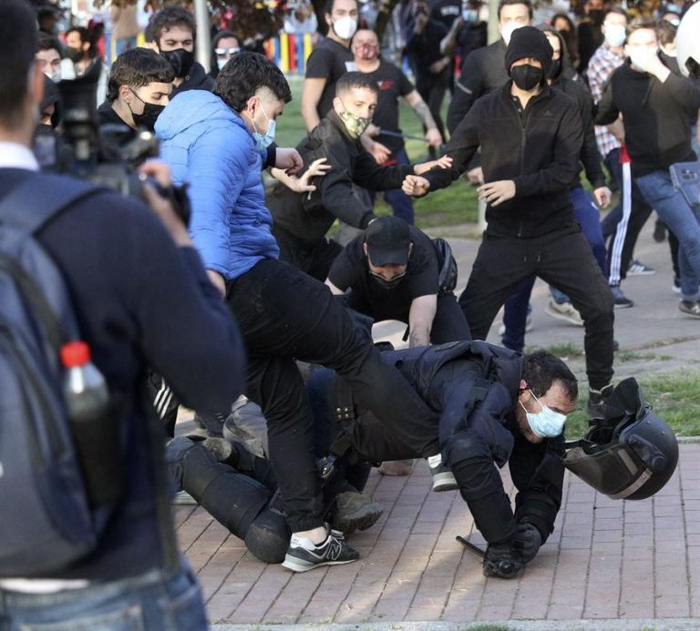 Al menos 35 heridos en los disturbios del mitin de Vox en Vallecas