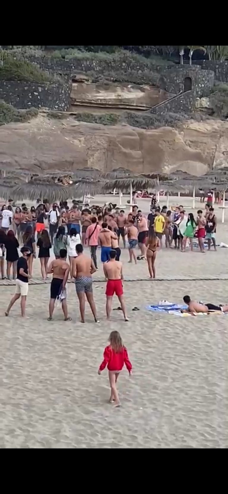 Adeje condena la pelea de jóvenes con guantes de boxeo en una playa