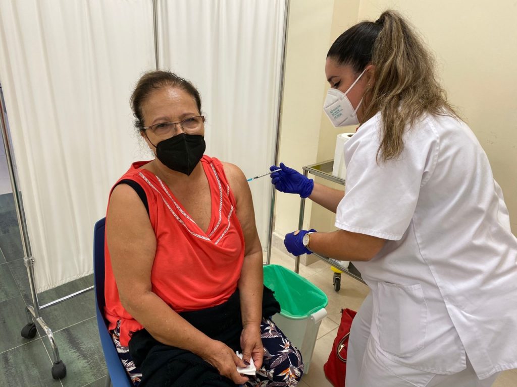 Aumentan las vacunaciones en Canarias de la segunda dosis de refuerzo contra el covid 
