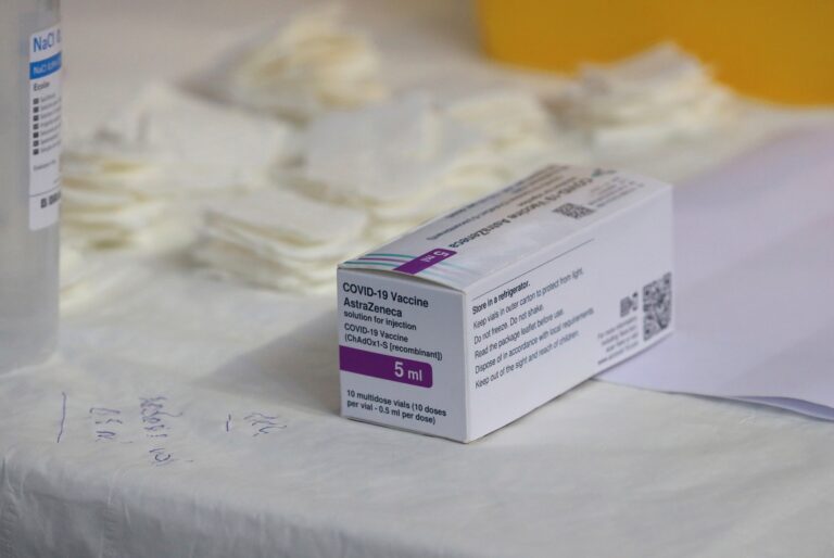 El Gobierno analiza si los menores de 60 años vacunados con AstraZeneca pueden recibir una segunda dosis de otra vacuna