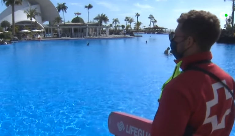 Rescatan a un menor con signos de ahogamiento en una piscina en San Miguel de Abona