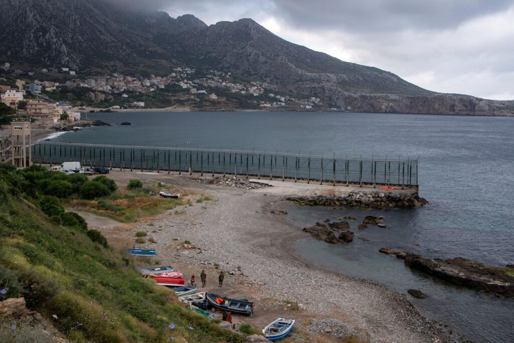 Unos 300 migrantes intentan acceder a Ceuta sin conseguirlo