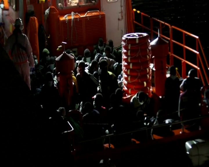 Salvamento Marítimo rescata una neumática con 51 migrantes en aguas próximas a Fuerteventura