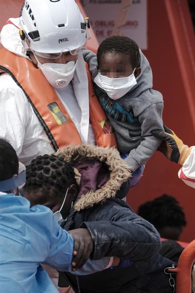 Un fallecido entre los 94 migrantes rescatados en dos pateras