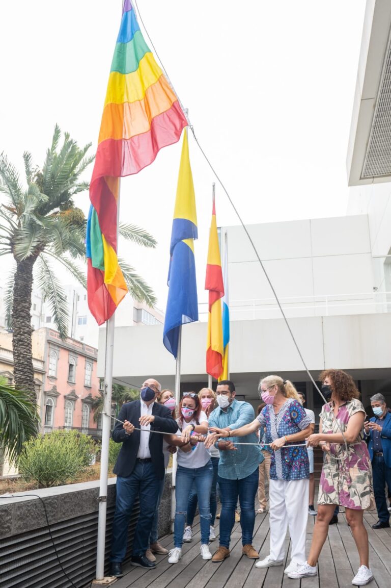 El Cabildo de Gran Canaria iza la bandera arcoíris con motivo Día del Orgullo