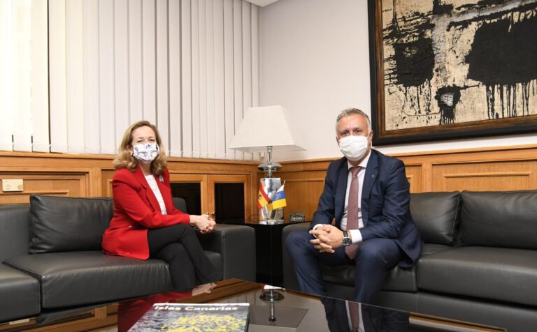 Calviño subraya que la prudencia marcará la decisión sobre el SMI