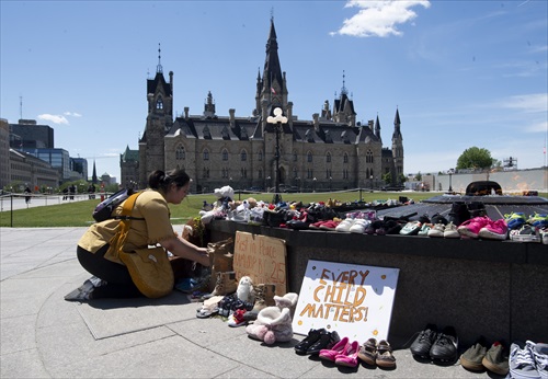 Hallan más de 750 tumbas sin nombre cerca de un internado en Canadá