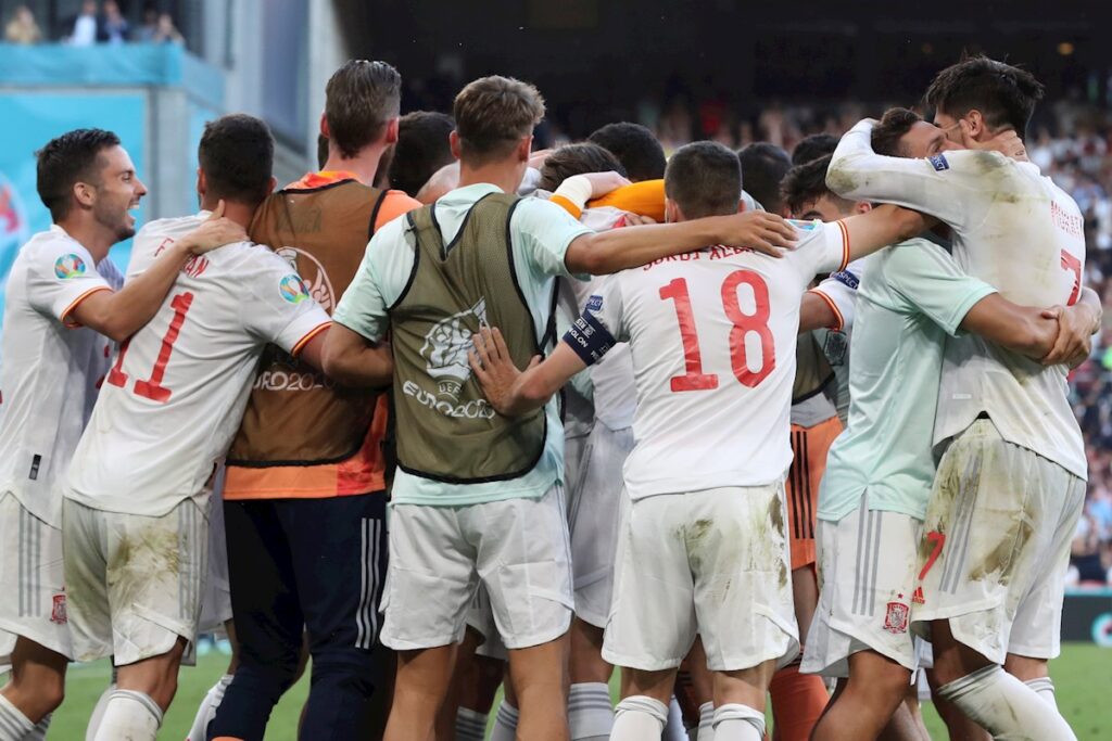 Los jugadores de España celebran el 3-5 durante el encuentro de octavos de final de la Eurocopa 2020 ante Croacia, este lunes en el estadio Parken de Copenhague (Dinamarca). EFE/ Kiko Huesca
