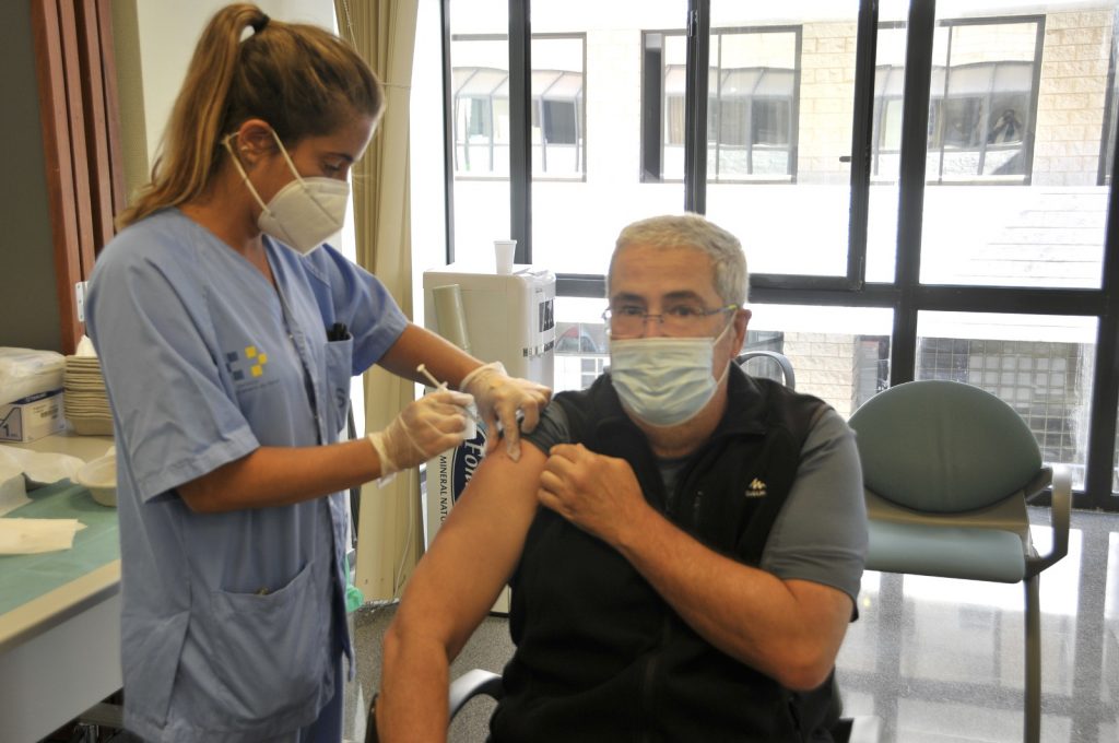 El 28 por ciento de la población diana de Canarias está inmunizada