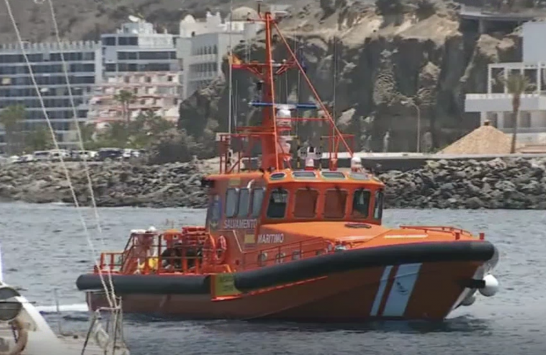 Rescatan a 45 subsaharianos, 8 niños entre ellos, al sur de Gran Canaria