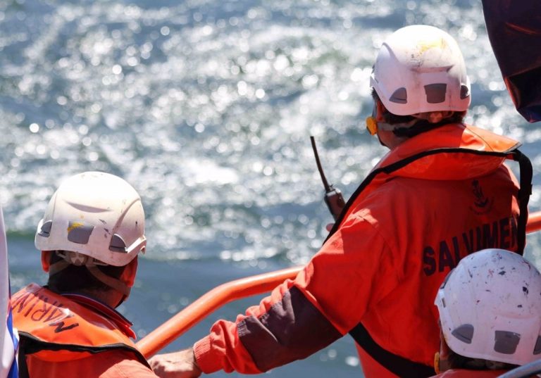 Un helicóptero del SAR evacúa a dos menores en estado grave que viajaban en la patera localizada a 500 km de Gran Canaria