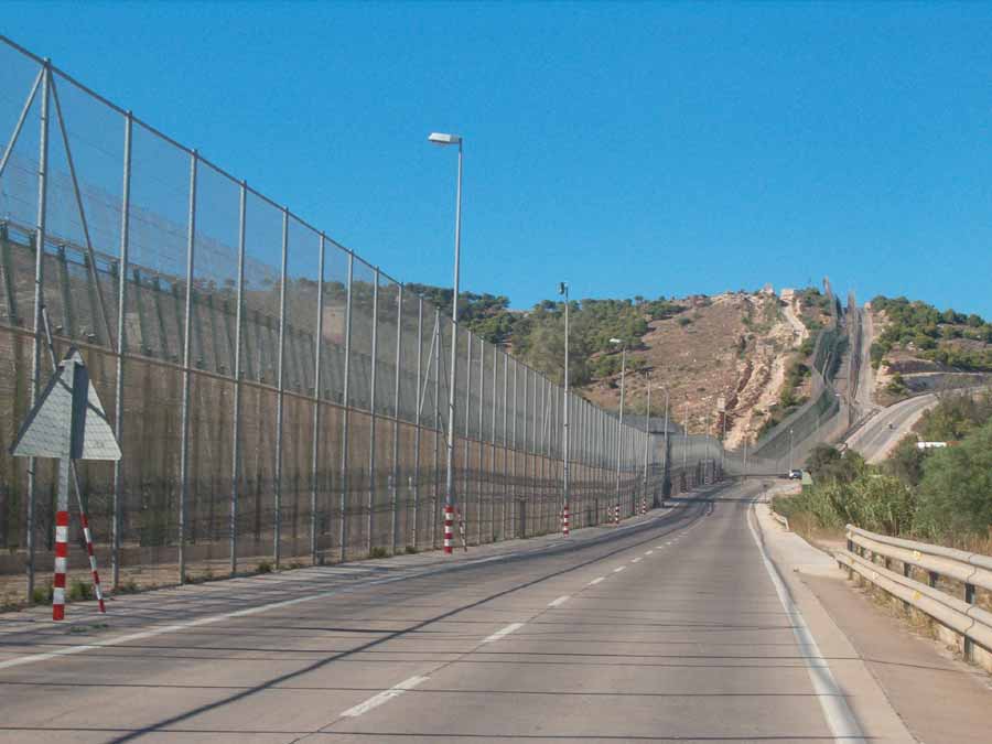 Casi 700 migrantes intentan saltar la valla de Melilla con tácticas militares