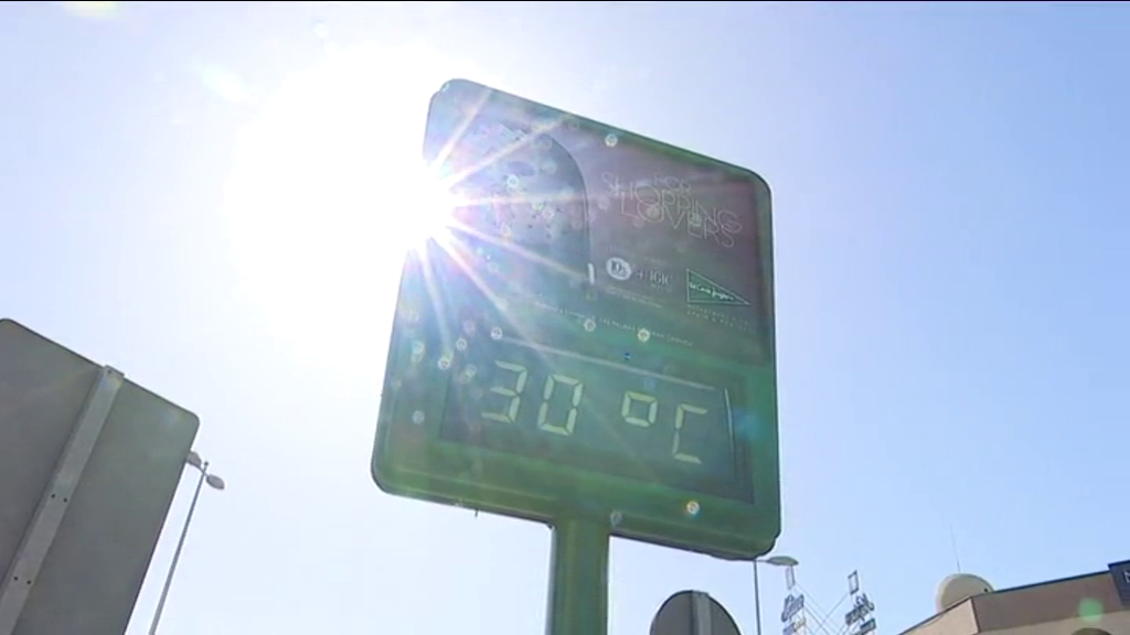 Imagen de un termómetro en la calle en la que señala 30 grados