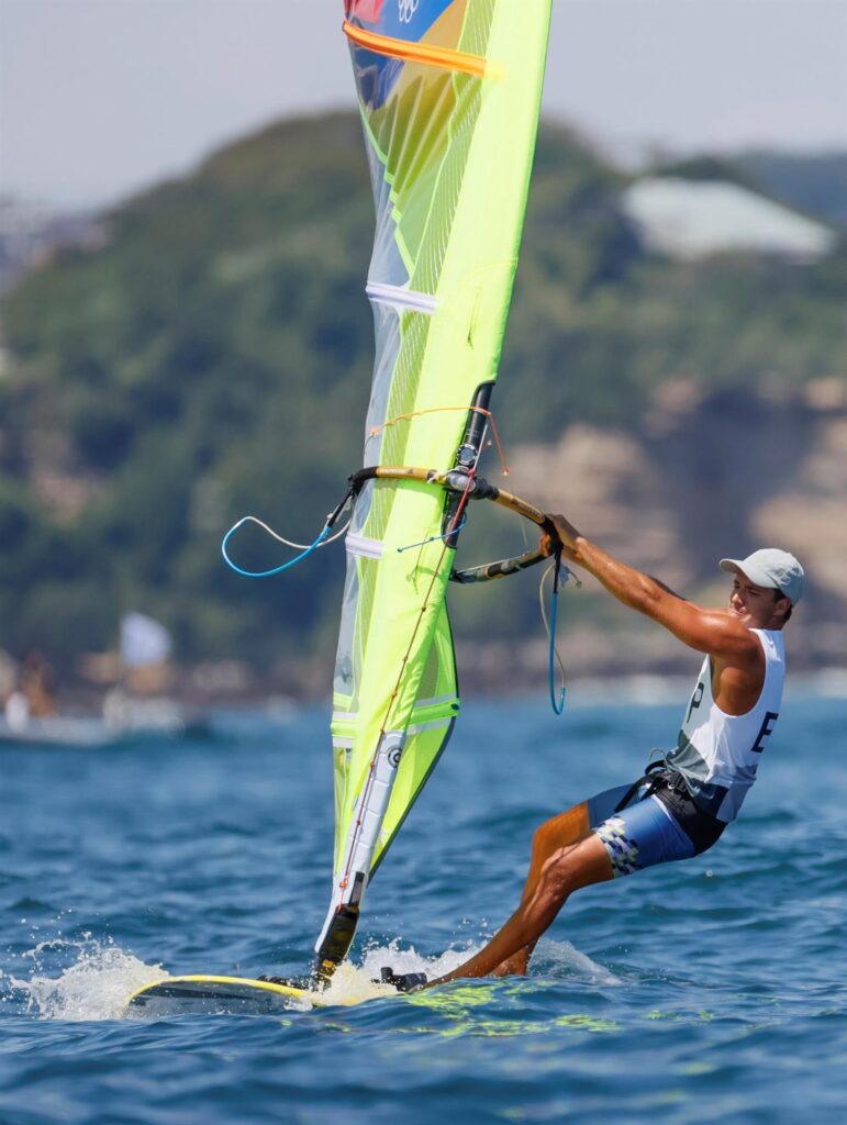 Ángel Granda Roque compite por el RS:X de windsurf masculino. Imagen Lavandeira Jr / EFE