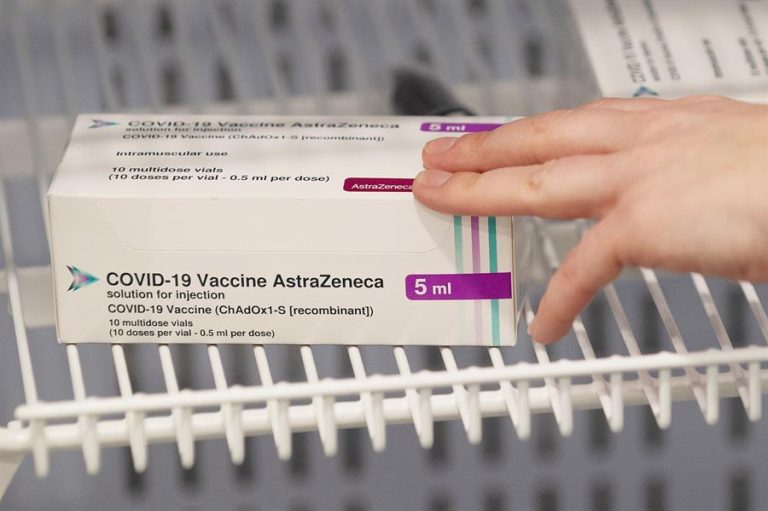 Los británicos vacunados con AstraZeneca fabricada en la India no podrán entrar en UE