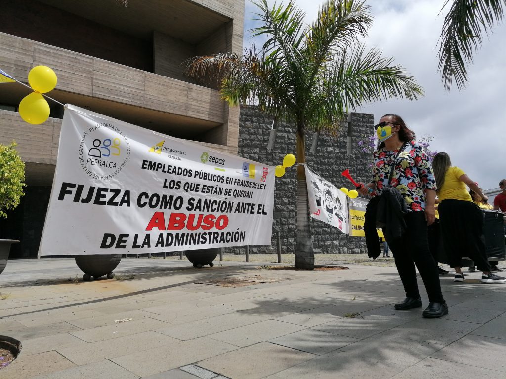 Trabajadores públicos temporales organizan una cadena humana en Las Canteras 