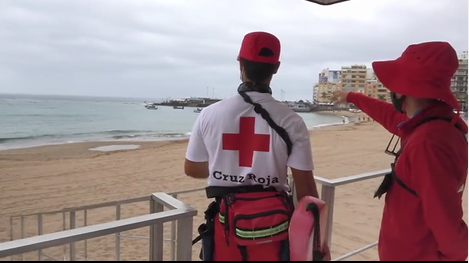 Canarias necesita más  socorristas para cumplir con la seguridad en las playas