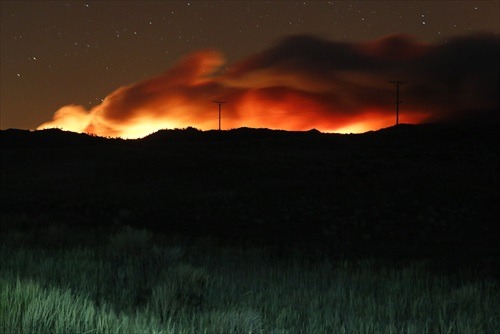 La mejora de las condiciones permite avances contra el mayor fuego de EEUU 