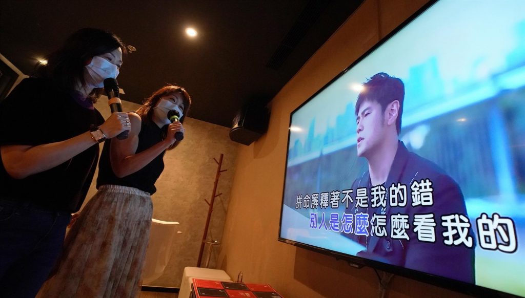 El Gobierno chino prepara un listado de canciones subversivas y para prohibir en karaokes