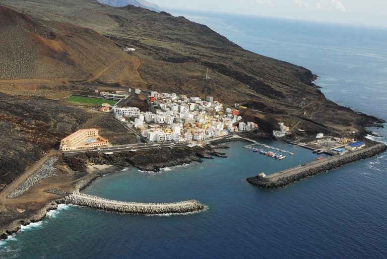 Un nuevo cayuco con 159 personas llega al sur de El Hierro
