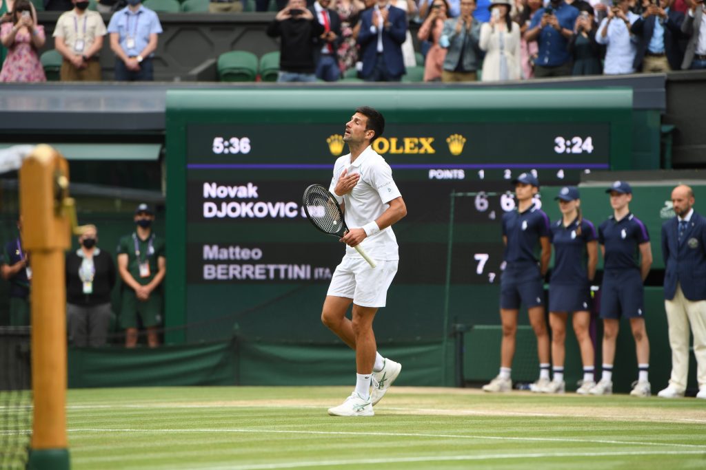 Djokovic alcanza el trono de Federer y Nadal