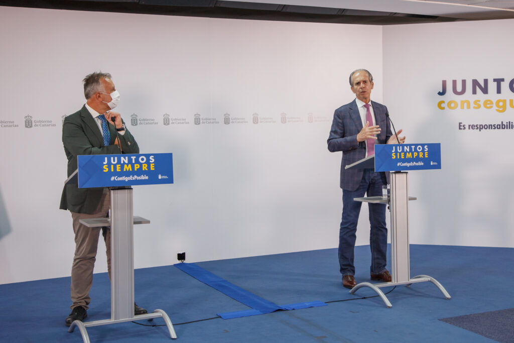 El presidente de Canarias, Ángel Víctor Torres y presidente de la Federación Regional de Lucha Canaria, Francisco Rivero, en la rueda de prensa para anunciar el regreso de la la competiciones de lucha