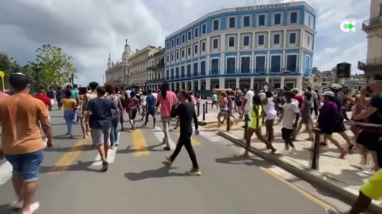 Fallece una persona durante los enfrentamientos entre manifestantes y fuerzas de seguridad en La Habana