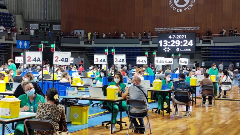 Vacunadas 8.028 personas en 24 horas en el Pabellón Santiago Martín de Tenerife