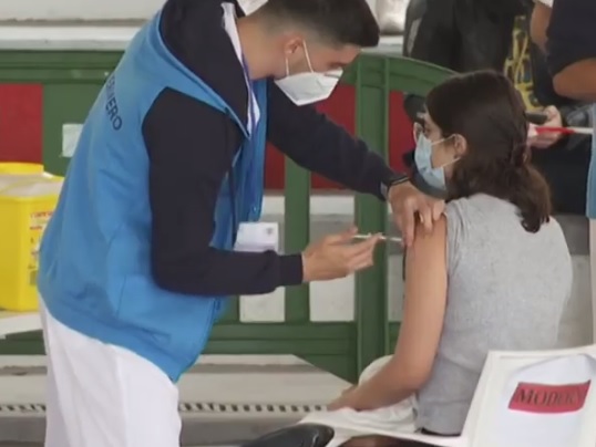 Respuesta masiva a la llamada de vacunación juvenil en las islas capitalinas