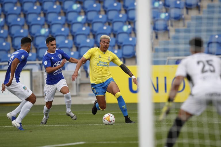 La UD Las Palmas afianza conceptos y golea al San Fernando