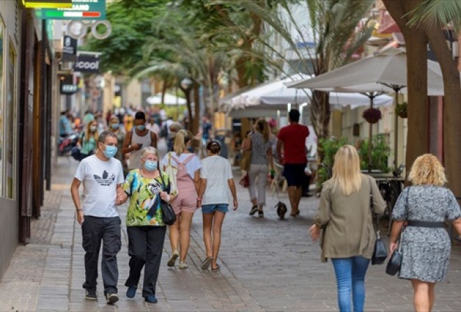 El paro registrado bajó en junio en Canarias en casi 3.000 personas, un 1%