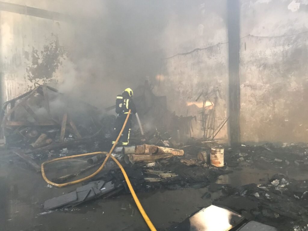 Sofocado un incendio en una nave industrial de Agüimes en Gran Canaria