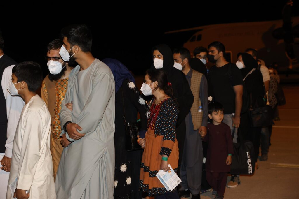 España comienza la acogida de afganos con 12 peticiones de asilo